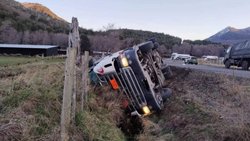 Un camionero de Cipolletti murió en un vuelco, otro lo quiso ayudar y murió de un paro cardíaco