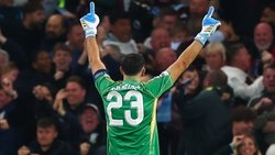 Dibu Martínez, en el once ideal de Champions League