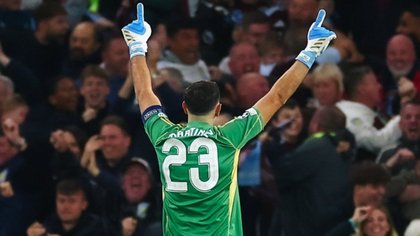 Dibu Martínez, en el once ideal de Champions League