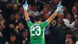 Dibu Martínez, en el once ideal de Champions League