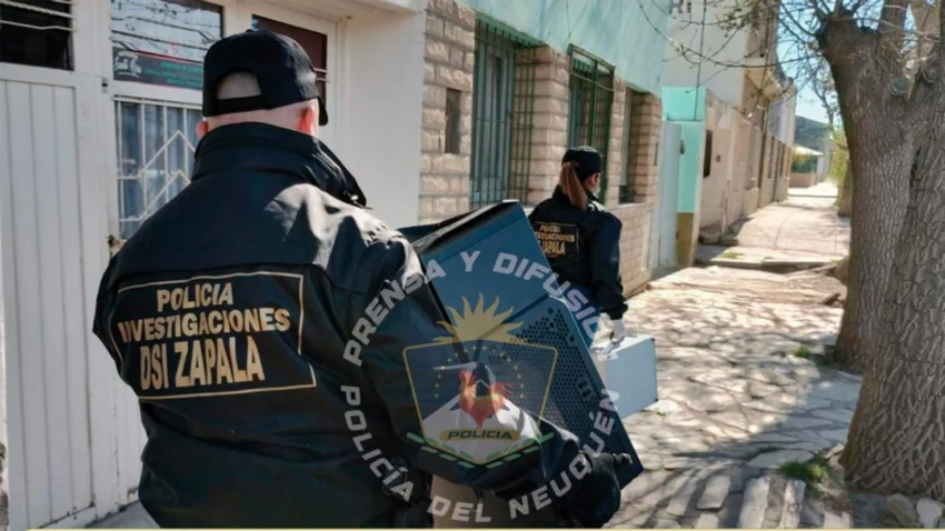 Allanaron una casa en el centro neuquino por presunta divulgación de material sexual de menores
