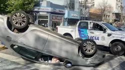 Video: persecución y tiroteo con la policía terminó con dos choques y un vuelco