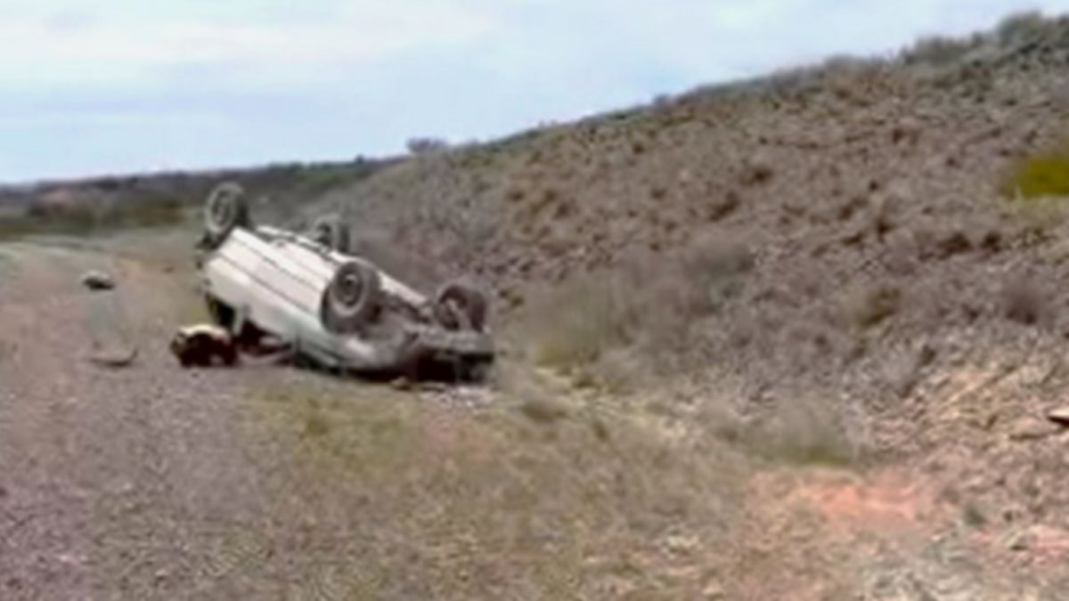 Despistó y terminó con las ruedas hacia arriba sobre la Ruta 250
