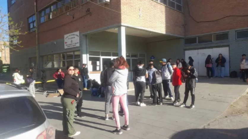 Estudiantes tomaron la escuela en rechazo a que asista uno de los asesinos de Juan Caliani