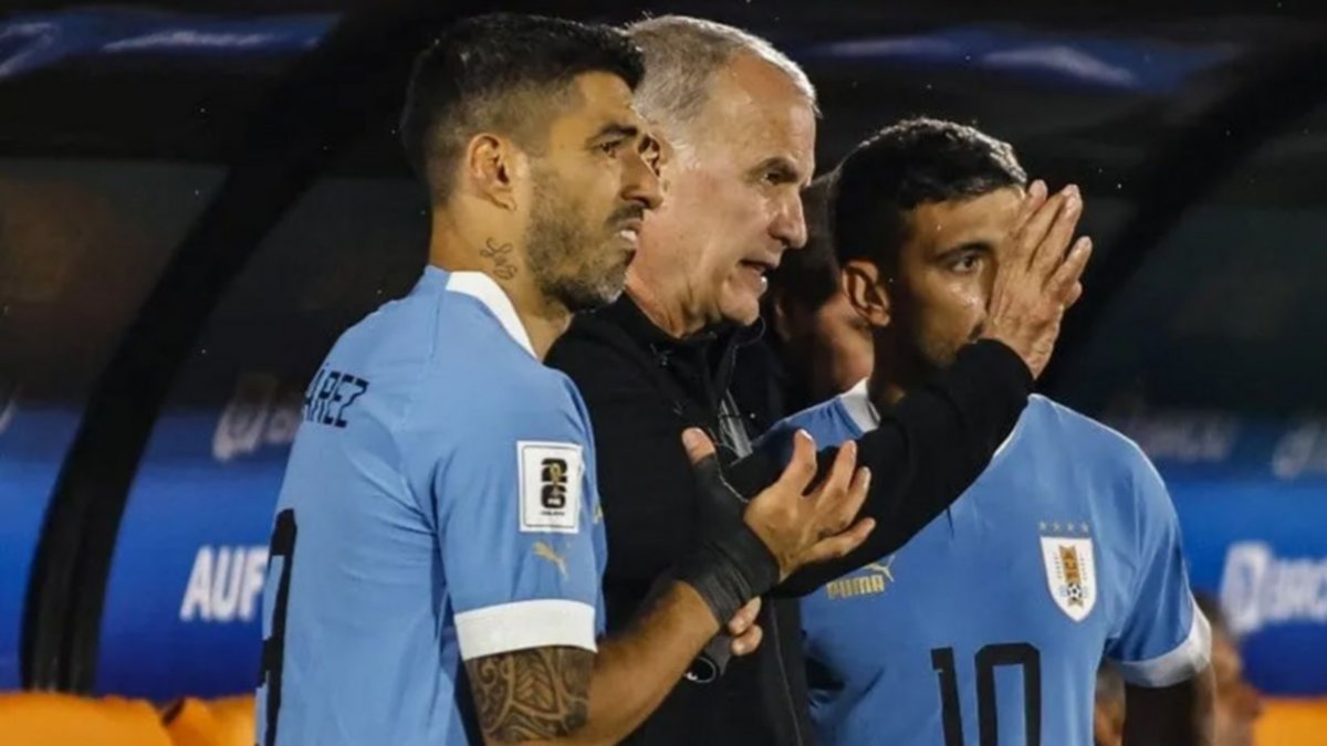 Marcelo Bielsa, ¿con las horas contadas en Uruguay?