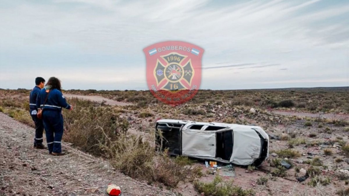 Fuerte autovuelco de una camioneta petrolera: el conductor fue hospitalizado