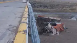 Un camión cayó desde un puente en el norte de Neuquén