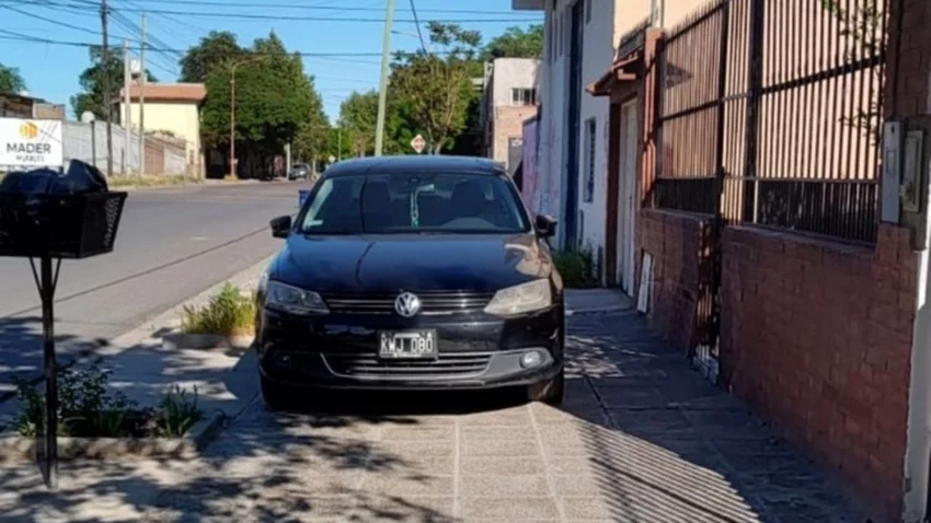 El auto en la vereda: estacionar mal y gratis en Neuquén
