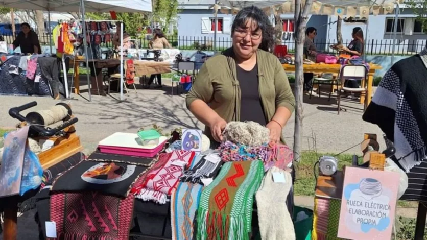 Es del norte de Neuquén e inventó máquinas para hilar lana natural