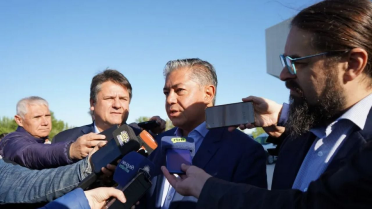 Rolando Figueroa viaja a Madrid para firmar un préstamo de USD 100 millones
