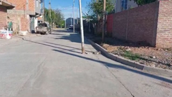 Asfaltaron y dejaron los postes de luz en medio de la calle en Neuquén