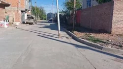 Asfaltaron y dejaron los postes de luz en medio de la calle en Neuquén