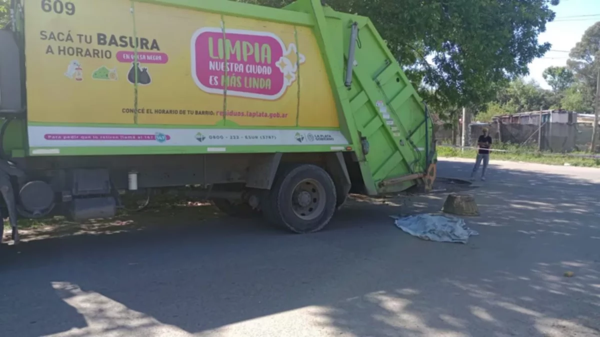 Un nene de 3 años murió aplastado por un camión de basura tras caerse de la moto