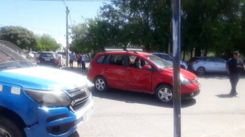 Una mujer y un bebé heridos tras un choque en el bajo de Neuquén