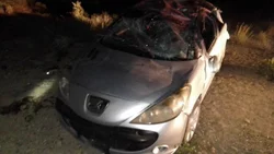 Susto en la Ruta Nacional 237 en Neuquén: un auto despistó y volcó