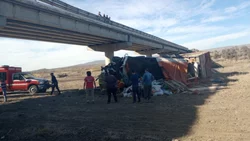 Está con respirador el camionero que cayó del puente en Neuquén