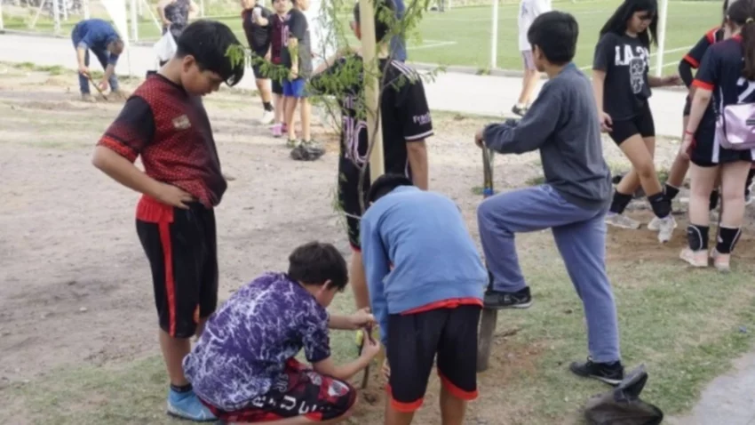 Jóvenes forestaron el centro deportivo Gregorio Álvarez