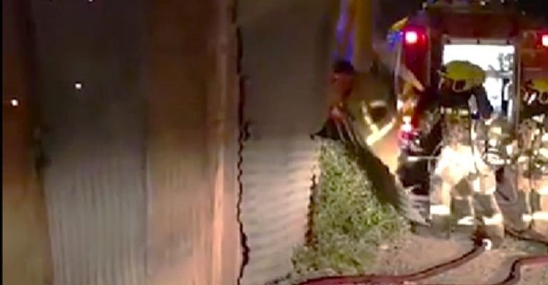 Increíble: Bomberos fueron a apagar un incendio y los amenazaron- Increíble: Bomberos fueron a apagar un incendio y los amenazaron