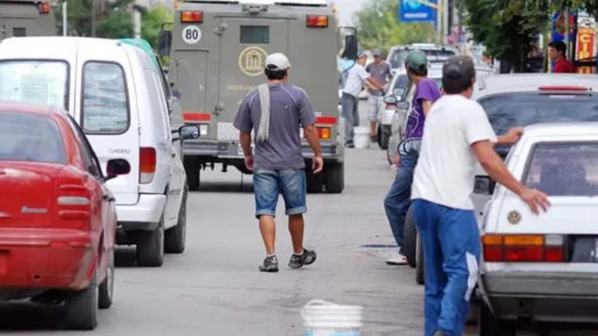 Apuntan contra la presencia de limpiavidrios en Neuquén capital