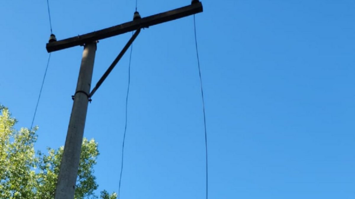 Se quedaron sin luz y vieron por la ventana a dos ladrones que escaparon con un cable de tensión
