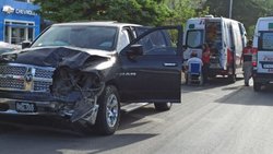 Chocaron dos camionetas en la Mosconi: tres personas fueron llevadas al hospital