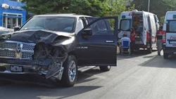 Chocaron dos camionetas en la Mosconi: tres personas fueron llevadas al hospital