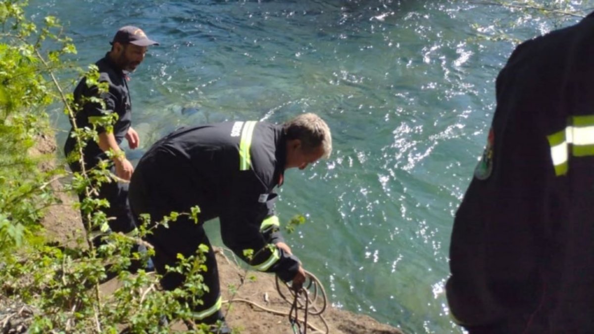 Quiso cruzar el río en moto y tuvo que ser rescatado