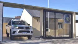 Violó la restricción de acercamiento y golpeó a su mamá