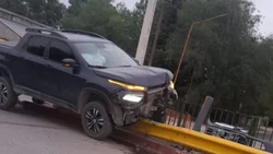 Tres jóvenes chocaron en camioneta y la dejaron colgada del guardrail