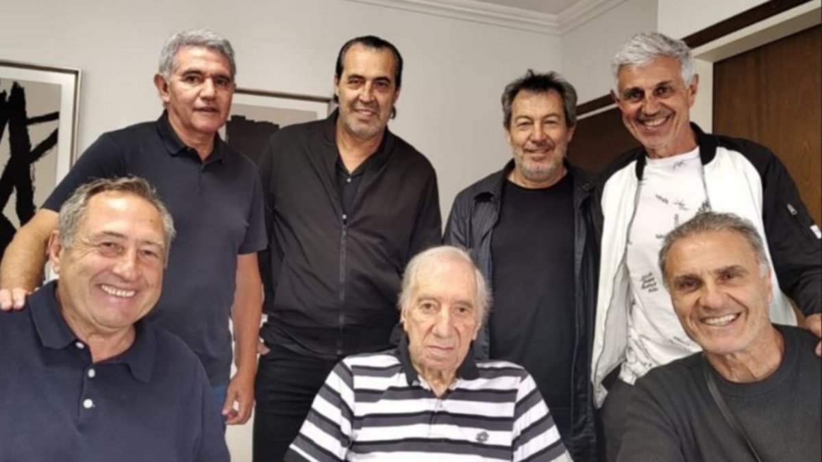 Seis campeones del mundo visitaron a Carlos Bilardo