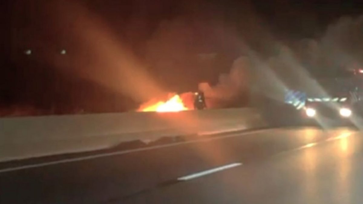 Se prendió fuego un auto en plena Ruta 22
