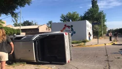 Choque y vuelco en el oeste de Neuquén frente a una escuela