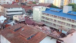 Se derrumbó un edificio en Villa Gesell: hay un muerto y continúan los rescates
