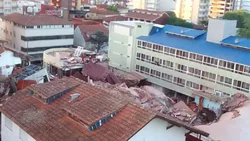 Se derrumbó un edificio en Villa Gesell: hay un muerto y continúan los rescates