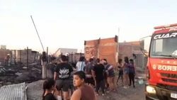 Incendio en la meseta de Neuquén: los vecinos tomaron un camión de bomberos en protesta