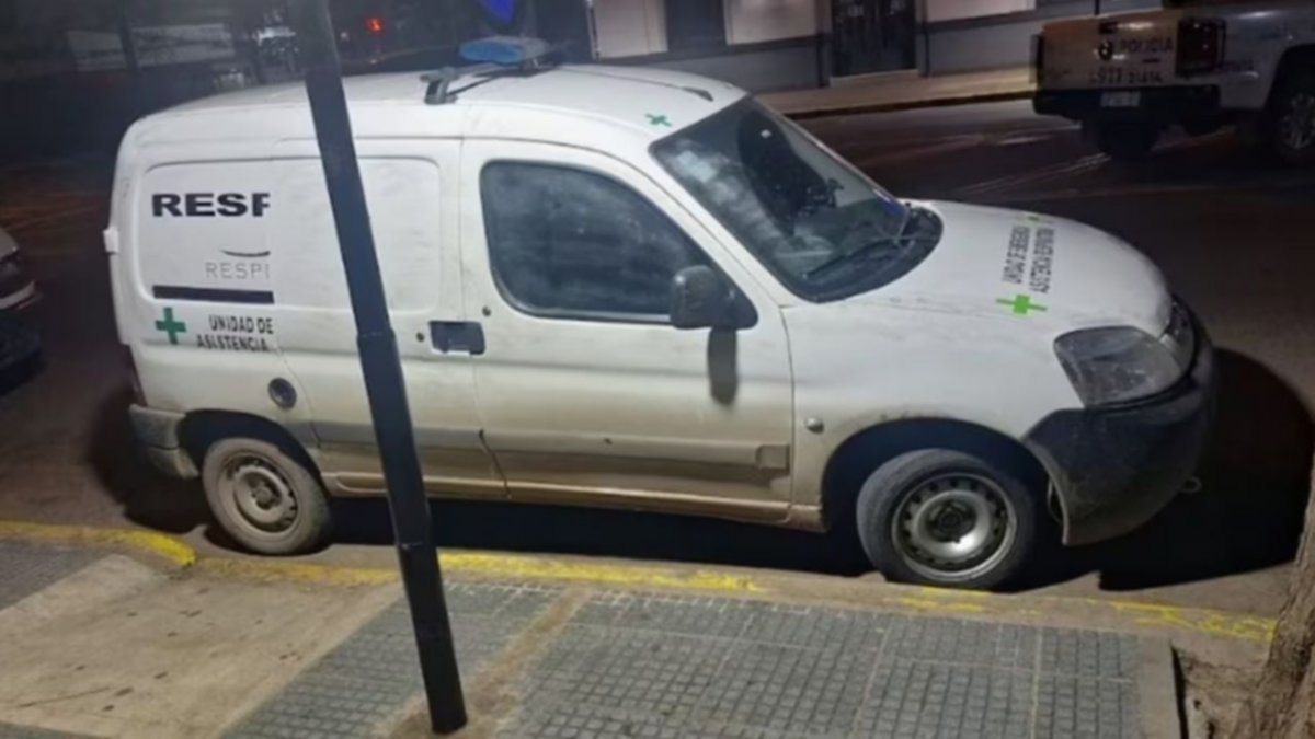 Robaron una ambulancia y le gatillaron dos veces en la cabeza al conductor