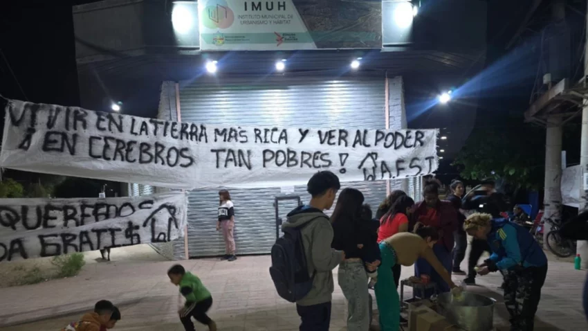 Realizan un acampe para reclamar terrenos en Rincón de los Sauces