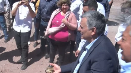 El día que Rolando Figueroa le enseñó a jugar a la taba al presidente de YPF