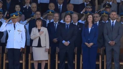 Javier Milei le pidió perdón a los policías en un acto por el “trato que recibieron durante el kirchnerismo"