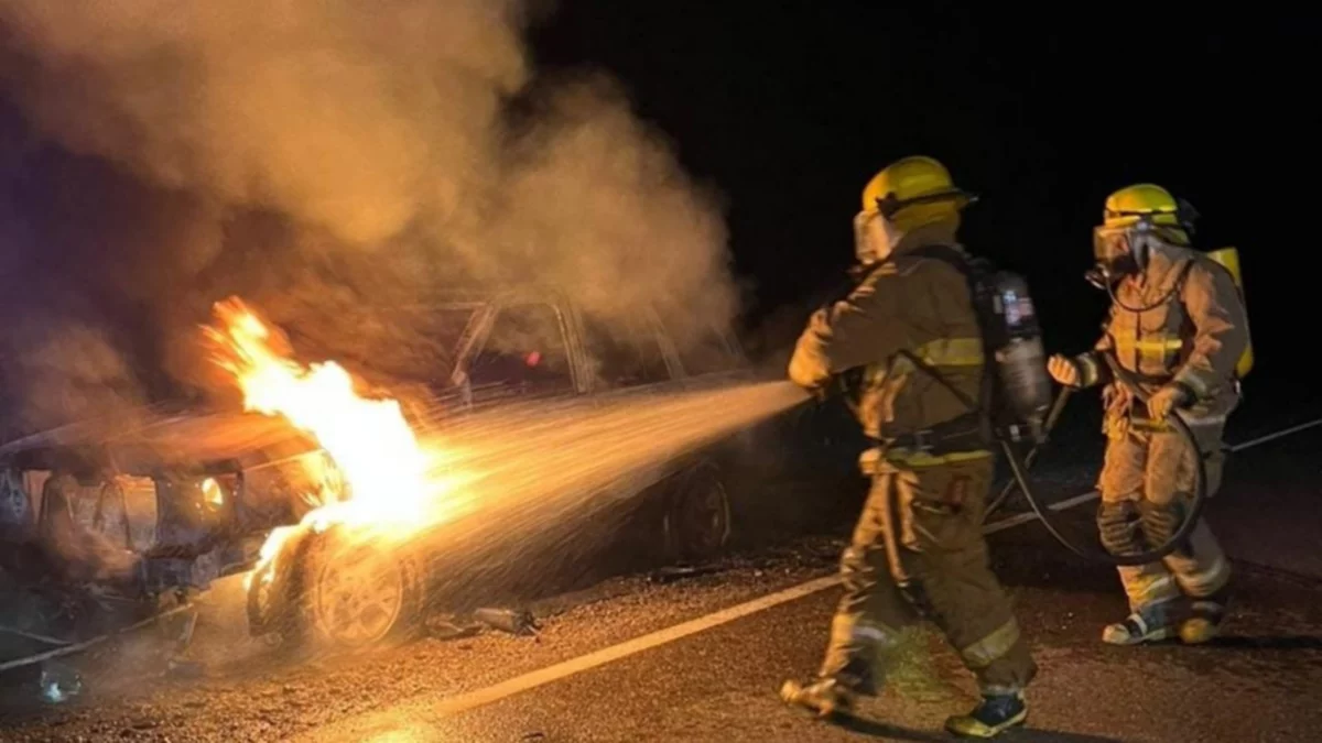 Explotó una camioneta y se consumió por completo en Ruta 237