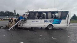 Cuatro policías muertos en un choque entre una combi y un camión de YPF