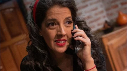 La neuquina que es profesora de inglés de día y estrella de teatro por la noche