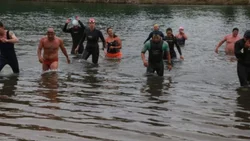 390 guardavidas coparon el río Limay para "pasar la prueba"