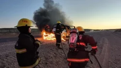 Otra camioneta se incendió y ardió por completo en Neuquén