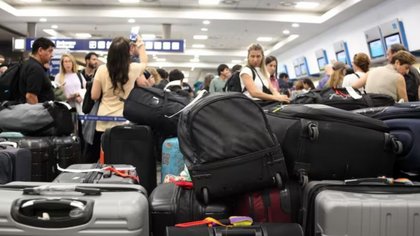 Paro y escándalo por cancelaciones: a qué hora se reprograman los vuelos en Neuquén