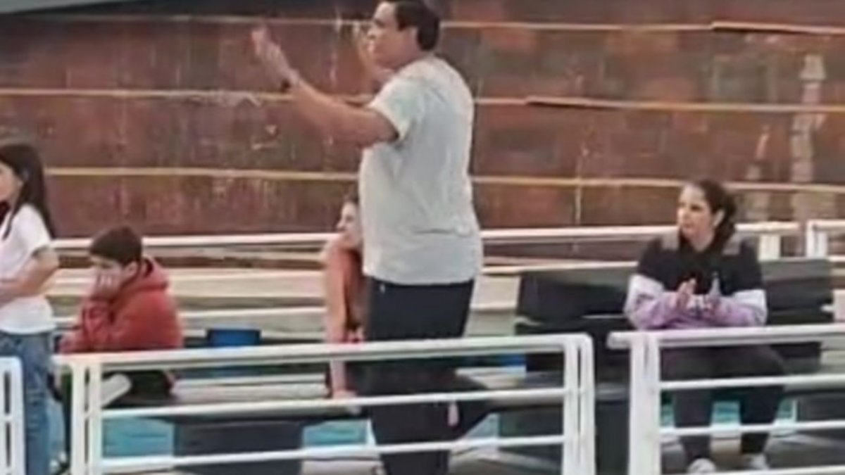 El profe "bailarín" que tiró unos pasos al ritmo de Queen en la Plaza de las Banderas