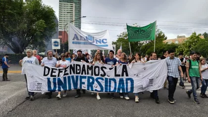 Marcha universitaria en Neuquén en contra del ajuste presupuestario