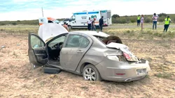 Se les reventó una rueda y volcaron sobre la Ruta 3
