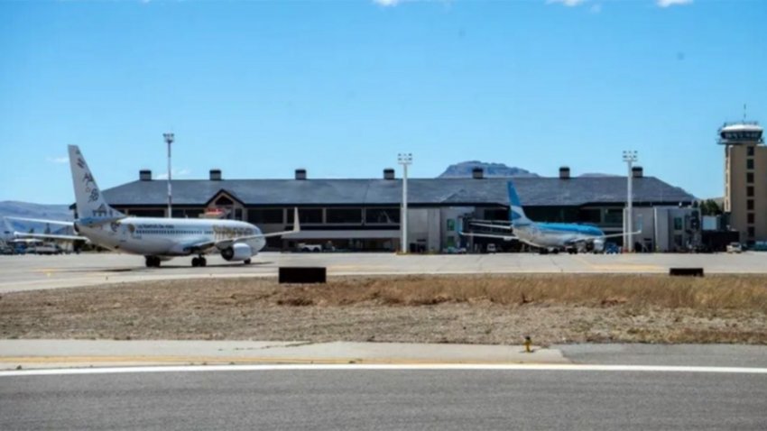 Trabajan en el aeropuerto y quisieron estafar a unos turistas