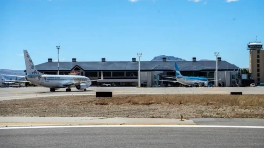 Trabajan en el aeropuerto y quisieron estafar a unos turistas